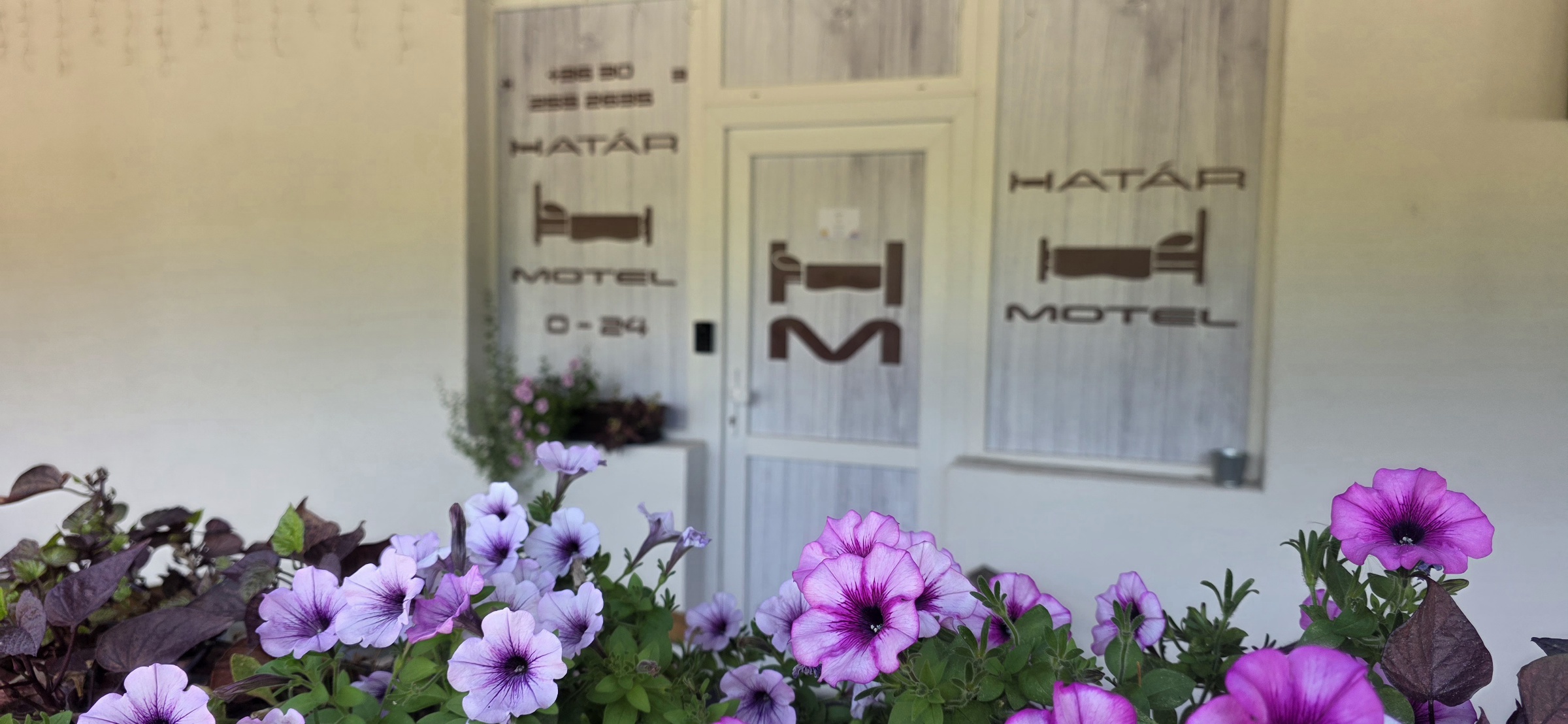 Határ Motel – udvar és terasz